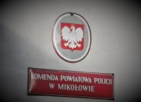 tablica z napisem &quot;Komenda Powiatowa Policji w Mikołowie&quot; na budynku jednostki