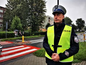 policjant drogówki w odblaskowej kamizelce stoi przy oznakowanym przejściu dla pieszych, centum Mikołowa
