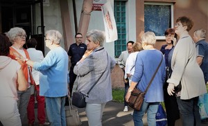 grupa seniorów przed budynkiem komendy w Mikołowie
