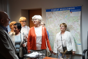 seniorzy w gabinecie komendanta, na ścianie wisi mapa powiatu mikołowskiego