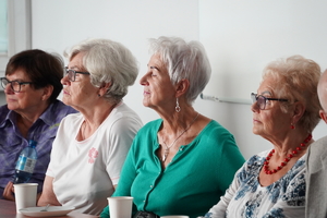 siedzące przy stole starsze kobiety