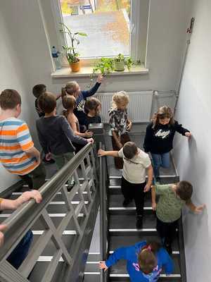 korytarz komisariatu, dzieci idą po schodach