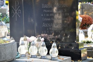 grób podkomisarza Karola Włosoka, palą się znicze
