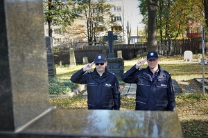 policjanci oddają hołd na cmentarzu