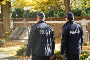 policjanci wchodzą na teren przy kościele w Mikołowie Bujakowie