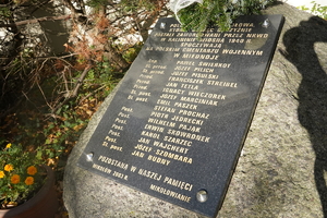 płyta na kamieniu, na niej nazwiska poległych policjantów