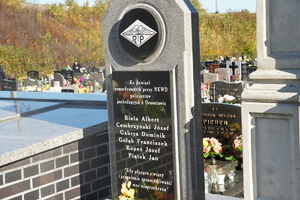 pomnik z nazwiskami poległych policjantów na cmentarzu w Ornontowicach