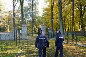 dwaj policjanci wchodzą na teren Świątyni Dumania w Ornontowicach