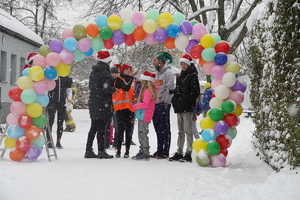 uczestnicy biegu pod szpalerem balonów