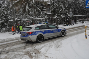 policyjny radiowóz przejeżdża ulicą Żwirki i Wigury