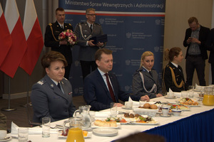Spotkanie pań w MSWiA w dniu ich święta

Źródło: &quot;Policja 997&quot;