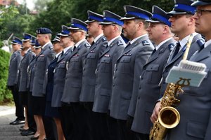 Policjanci zgromadzeni na wydarzeniu stoją w szeregu.