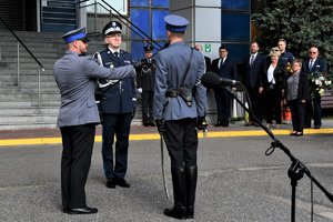 Dowódca uroczystośći składa meldunek generałowi podczas uroczystości przed komendą.