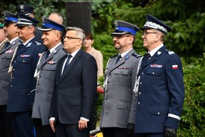 Zdjęcie kolorowe. Widoczni umundurowani policjanci, m.in. nadinsp Roman Rabsztyn, oraz osoby cywilne biorący udział w uroczystości przed budynkiem komendy wojewódzkiej policji