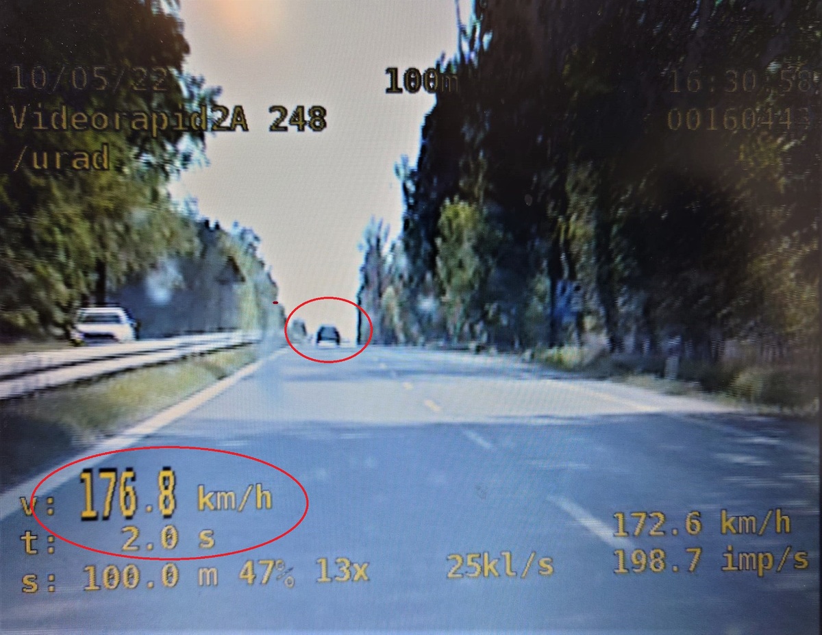 trasa drogi krajowej numer 81, kierunek Wisła, zdjęcie wykonane z videorejestratora, po lewej prędkość 176,8 km/h