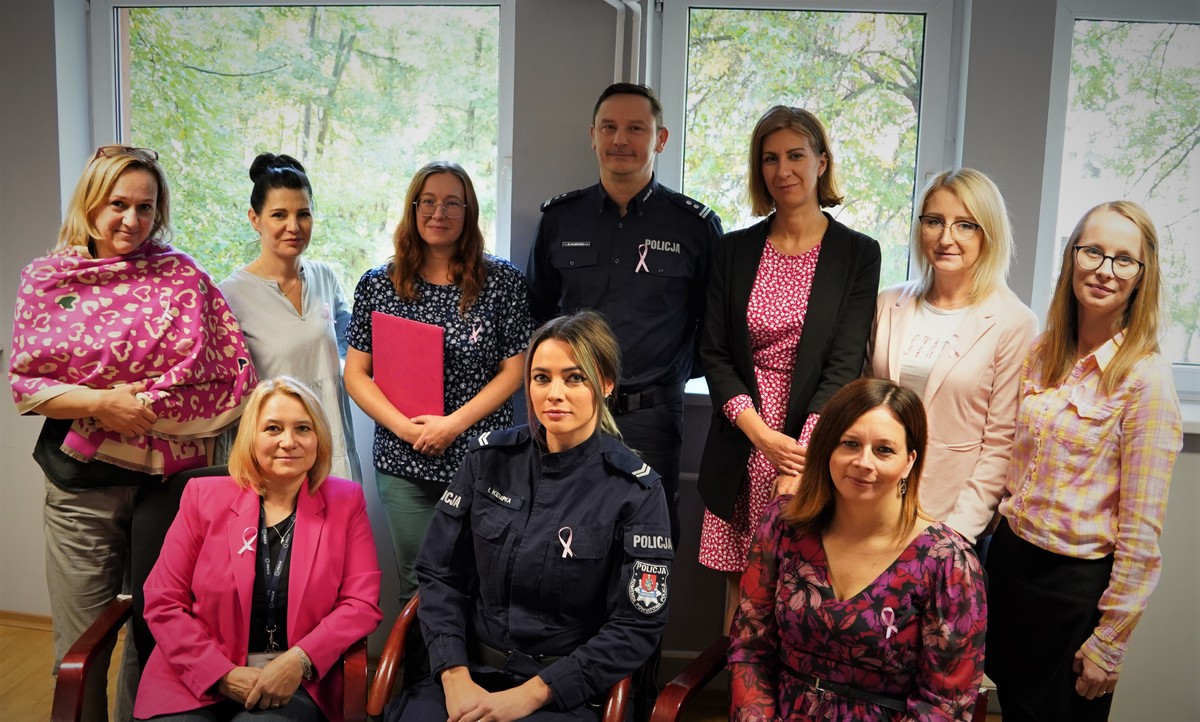 zbiorowe zdjęcie pracownic cywilnych oraz policjantów w gabinecie komendanta