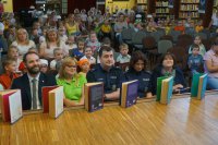 Widownia Miejskiej Biblioteki Publicznej w Mikołowie z przedszkolakami i gośćmi