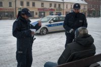 Policjantka i policjant legitymują mężczyznę