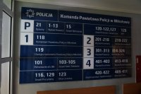 tablica informacyjna w poczekalni Komendy Powiatowej Policji w Mikołowie