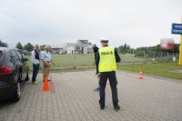 Foto - relacja z policyjnych działań &quot;Bezpieczna podróż&quot; - &quot;Bezpieczne wakacje 2015&quot; na stacji diagnostycznej.