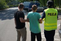 Policjanci prowadzący osobę zatrzymaną