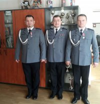 od lewej: asp.szt. Grzegorz Sosin,    kom. Dariusz Waligóra, asp.szt. Marek Ścierski