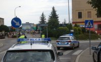 Na fotografii widać policjantów podczas zabezpieczenia trasy przejazdu kolarzy