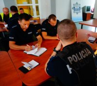 Na fotografii widać policjantów biorących udział w odprawie do zabezpieczenia Tour de Pologne