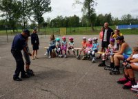 Spotkanie profilaktyczne w Łaziskach Górnych, policjant w trakcie prelekcji