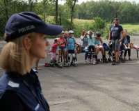 sierż.szt. Ewa Sikora przed grupą dzieci podczas spotkanie pod nazwą &quot; Łaziskie rolkowanie&quot;