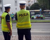 Policjanci mikołowskiej drogówki podczas zabezpieczenia trasy przejazu wyścigu