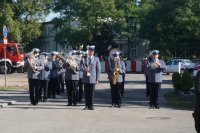 Na fotografii widać policjantów Orkiestry Komendy Wojewódzkiej Policji w Katowicach podczas obchodów XX-lecia powiatu mikołowskiego