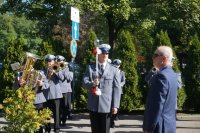 Na fotografii widać policjantów Orkiestry Komendy Wojewódzkiej Policji w Katowicach podczas obchodów XX-lecia powiatu mikołowskiego