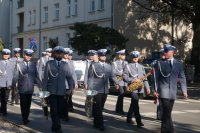 Na fotografii widać policjantów Orkiestry Komendy Wojewódzkiej Policji w Katowicach podczas obchodów XX-lecia powiatu mikołowskiego