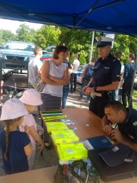 Policjanci z KPP Mikołów w trakcie profilaktyki na skwerze przy Starostwie Powiatowym w Mikołowie w dniu 13.09.2019 r.