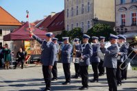 Na fotografii widać policjantów Orkiestry Komendy Wojewódzkiej Policji w Katowicach podczas obchodów XX-lecia powiatu mikołowskiego