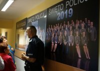 Fotografia przedstawia seniorów powiatu mikołowskiego w trakcie zwiedzania budynku mikołowskiej komendy - I piętro - zdjęcia pamiątkowe z obchodów święta policji