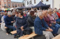 Tłum seniorów podczas V Mikołowskich Dni Seniora: mikołowski rynek, 20.09.2019 r.