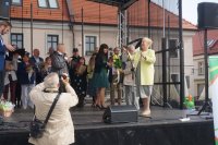 Na fotografii widać uczestników V Mikołowskich Dni Seniora - przedsięwzięcie zorganizowane na mikołowskim rynku, w dniu 20.09. br., wśród obecnych - nadkom. Dariusz Klimczak -komendant z Mikołowa