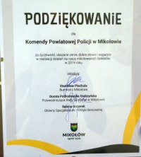 Na fotografii widoczne jest pisemne podziękowanie dla Komendy Powiatowej Policji w Mikołowie za wkład w realizację polityki senioralnej