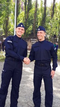 Na fotografii widać dwóch nowo przyjętych policjantów