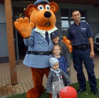 sierżant Hektor z policjantem oraz dziećmi - 28.09.2019 r.