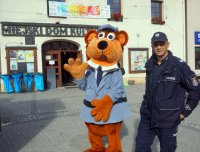 Na fotografii widać policjanta z Mikołowa wraz z sierżantem Hektorem, pozują do pamiątkowego zdjęcia - 28.09.2019 r.