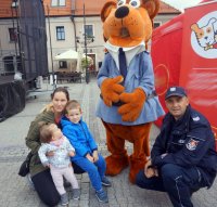 Na fotografii widać policjanta z Mikołowa wraz z sierżantem Hektorem, pozują do pamiątkowego zdjęcia - 28.09.2019 r.