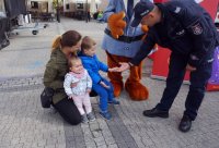 Na fotografii widać policjanta z Mikołowa wraz z sierżantem Hektorem, pozują do pamiątkowego zdjęcia - 28.09.2019 r.