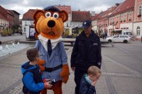 Na fotografii widać policjanta z Mikołowa wraz z sierżantem Hektorem, pozują do pamiątkowego zdjęcia - 28.09.2019 r.