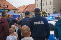 Na fotografii: dzielnicowi na tle radiowozu i innych uczestników pikniku w dniu 27.09.2019 r.