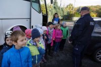 Na fotografii widać uczniów SP nr 3 w Orzeszu w trakcie wizyty w Komisariacie Policji w Orzeszu w dniu 10.10. 2019 r. - Dni Otwarte jednostki policji.