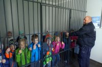 Na fotografii widać uczniów SP nr 3 w Orzeszu w trakcie wizyty w Komisariacie Policji w Orzeszu w dniu 10.10. 2019 r. - Dni Otwarte jednostki policji.