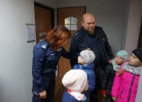 Na fotografii widać uczniów SP nr 3 w Orzeszu w towarzystwie policjantów, trakcie wizyty w Komisariacie Policji w Orzeszu w dniu 10.10. 2019 r. - Dni Otwarte jednostki policji.